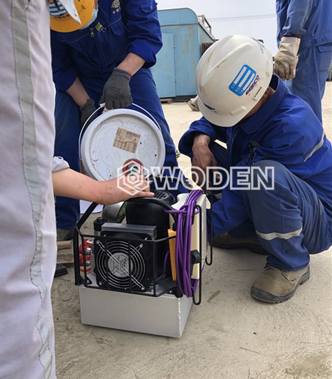 沃頓技術(shù)員現(xiàn)場指導用戶更換液壓油