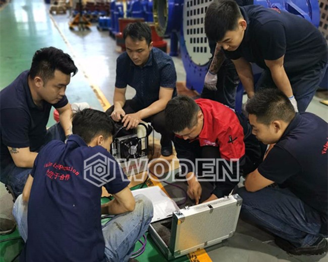 沃頓技術(shù)員指導(dǎo)用戶使用電動液壓扳手